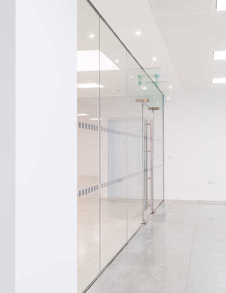 Glass partition wall in an office